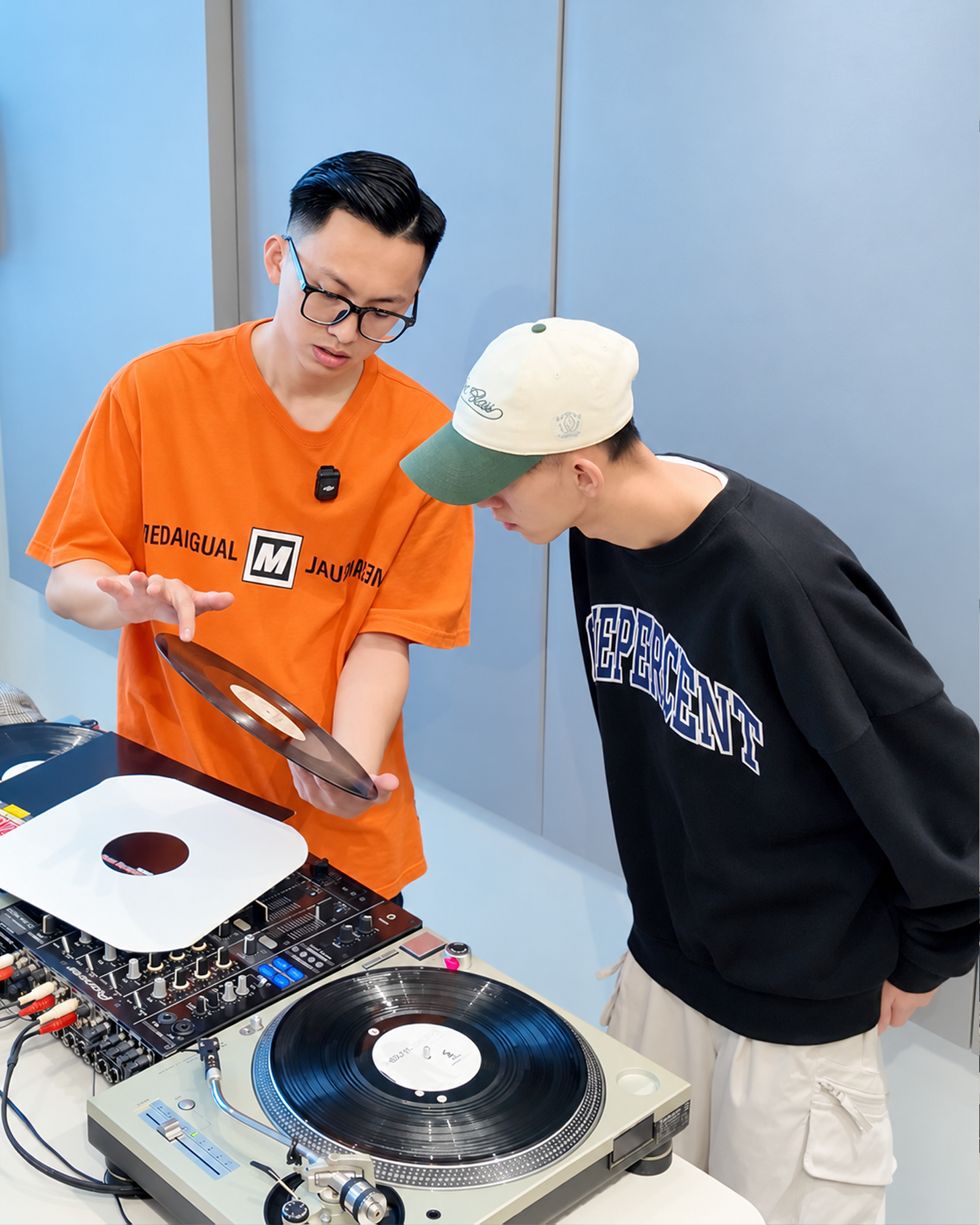 Wanp 一對一指導學員操作黑膠與 DJ 器材